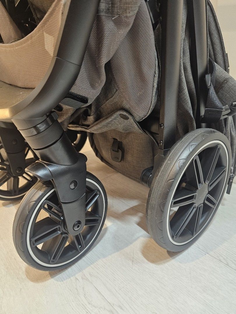(Super New! 9.9/10) Nuna TRVL LX Stroller - Thunder Grey (with warranty!) (Category: Strollers) located in Singapore. Submitted by bungy99 (Listing ID 1454553695, Image 9). Description: Purchased in April 2026 Baby born in June 2026 started using in Aug 2026 Warranty: 2 years (April 2026 to April 2028) Condition: Like new / Super new condition. Zero signs of wear on wheels (refer to photos to believe it!). Usage: Used only 3 times for short trips