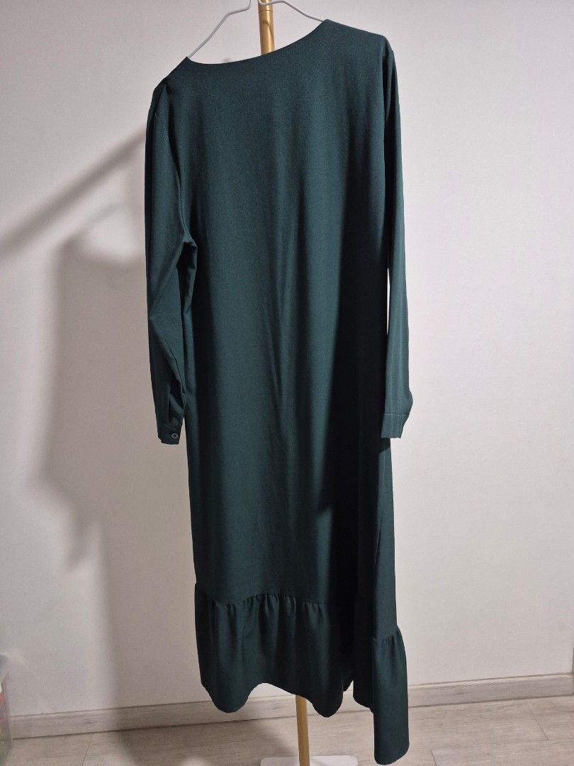 Dark Green Button-Up Long top (Category: Longsleeves) located in Singapore. Submitted by hudhud2310 (Listing ID 1454655937, Image 2). Description: - Dark green long-sleeve top - Full button-up front - Two side pockets - Subtle textured weave fabric - Elasticated back waist for comfortable fit - Suitable for casual and semi-formal occasions.