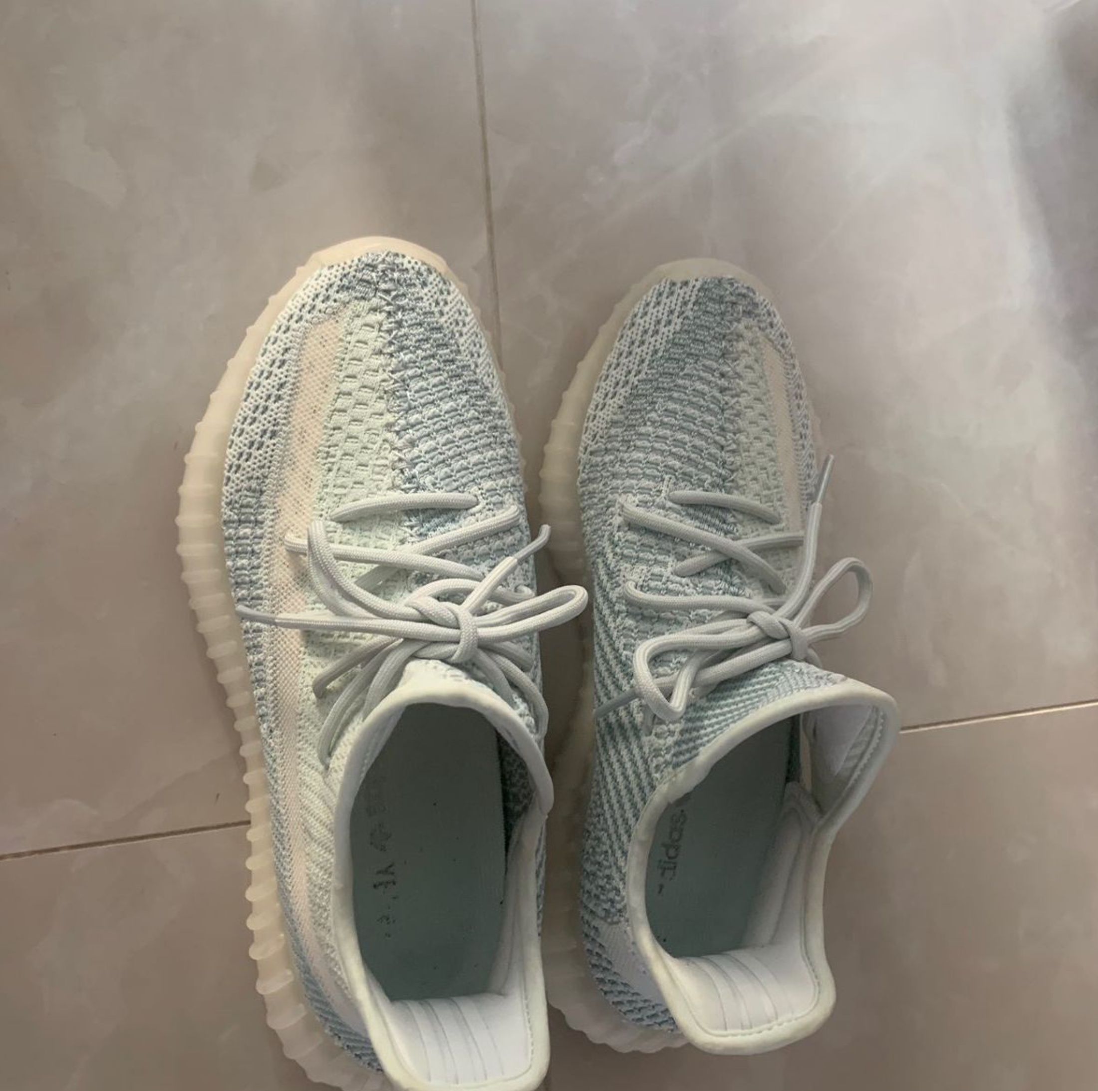 adidas Originals Yeezy Boost 350 V2 Ice Blue Cloud White 2020 Model (Category: Sneakers) located in Singapore. Submitted by stcayy (Listing ID 1458978700, Image 1). Description: ⭐ Adidas ⭐ 🏷 adidas Originals Yeezy Boost 350 V2 Ice Blue Cloud White 2020 Model 📍 Brand new 🚛 Free shipping via J&T/Ninja Van 📸 ~3 days photo confirm 💰 Cash on delivery (pay the driver) 🔒 Buyer Protection enabled.