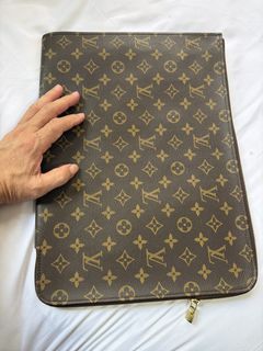 Louis Vuitton / Porte documents voyage bag