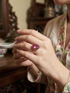 ✨**Vintage Elegance Alert**✨- 一枚少用几乎是新的秀气美丽古典式娘惹黄金850/20K女士人造红宝石戒指, 喜欢的可以询价商量哟 Like New Lightly Used Outstanding, Classy & Graceful Vintage Peranakan Style 850/20K Yellow Gold Lady Man-Made Pink Ruby Ring For Sales